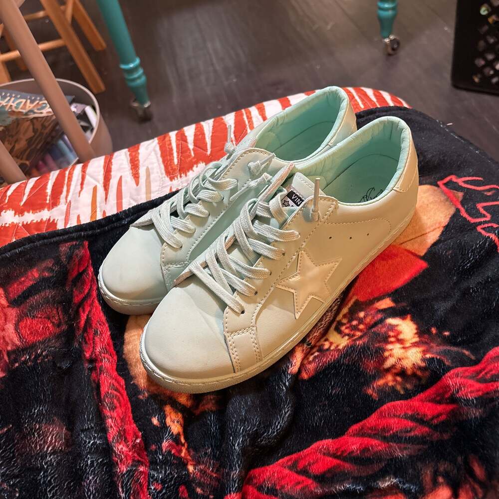 Vintage Havana Dixie White Silver Star Blue Fluffy Toe Lace Up Sneakers